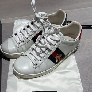 Women size 36.5-37 fit. Good condition.